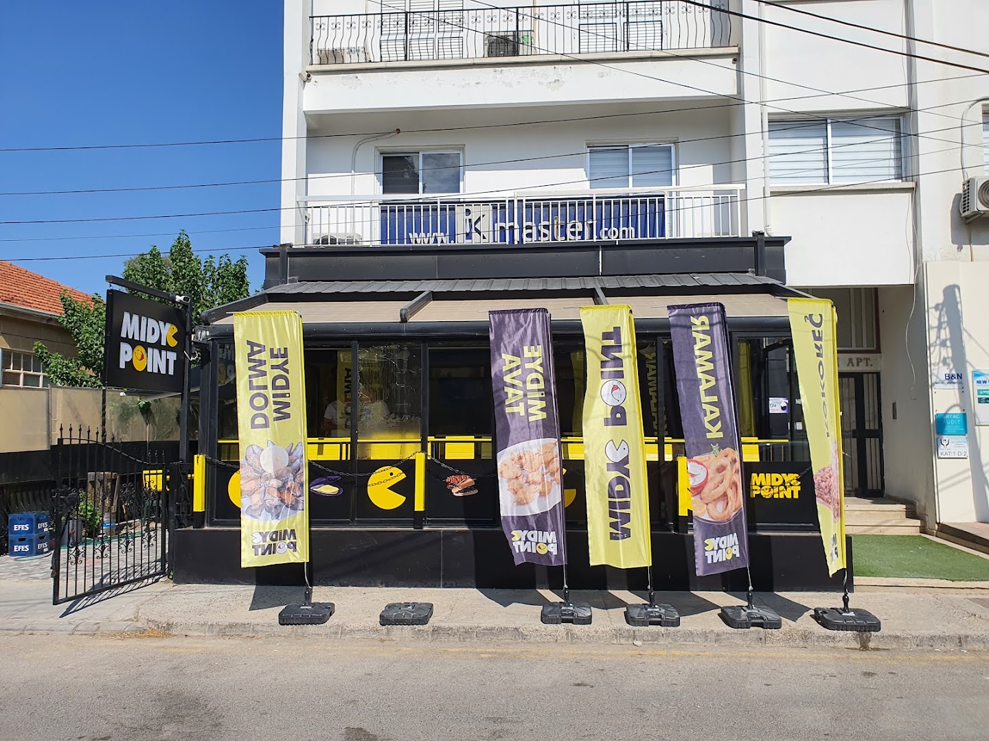 Bayraklı dış cephe
