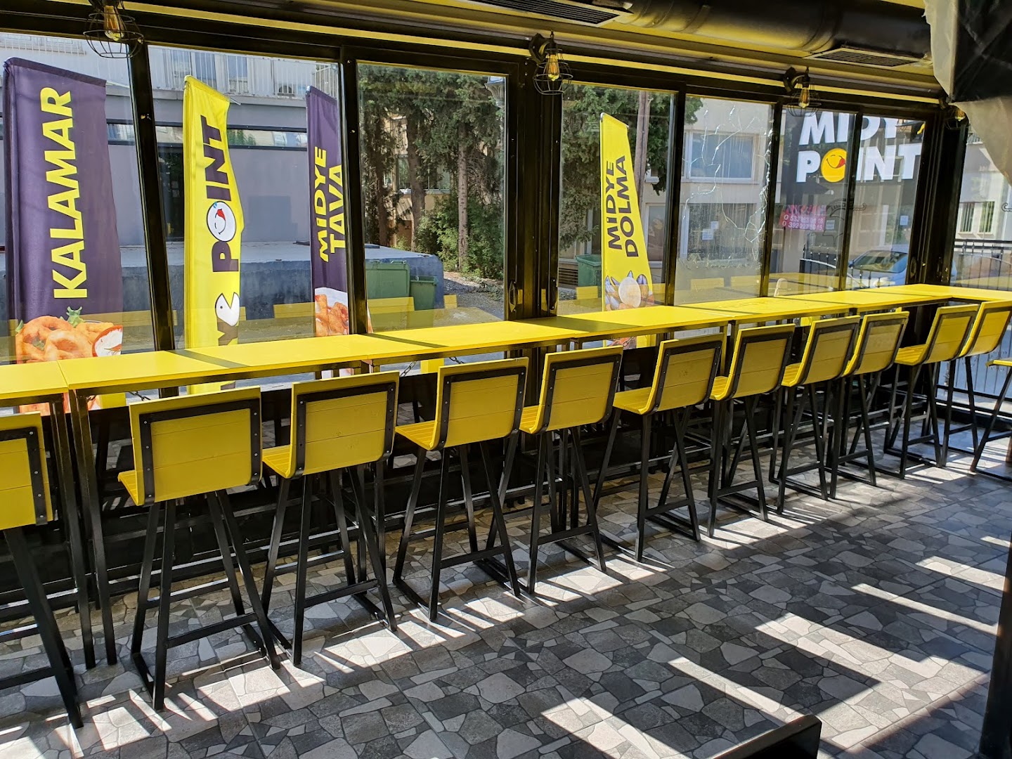 Sarı bar sandalyeli iç mekan