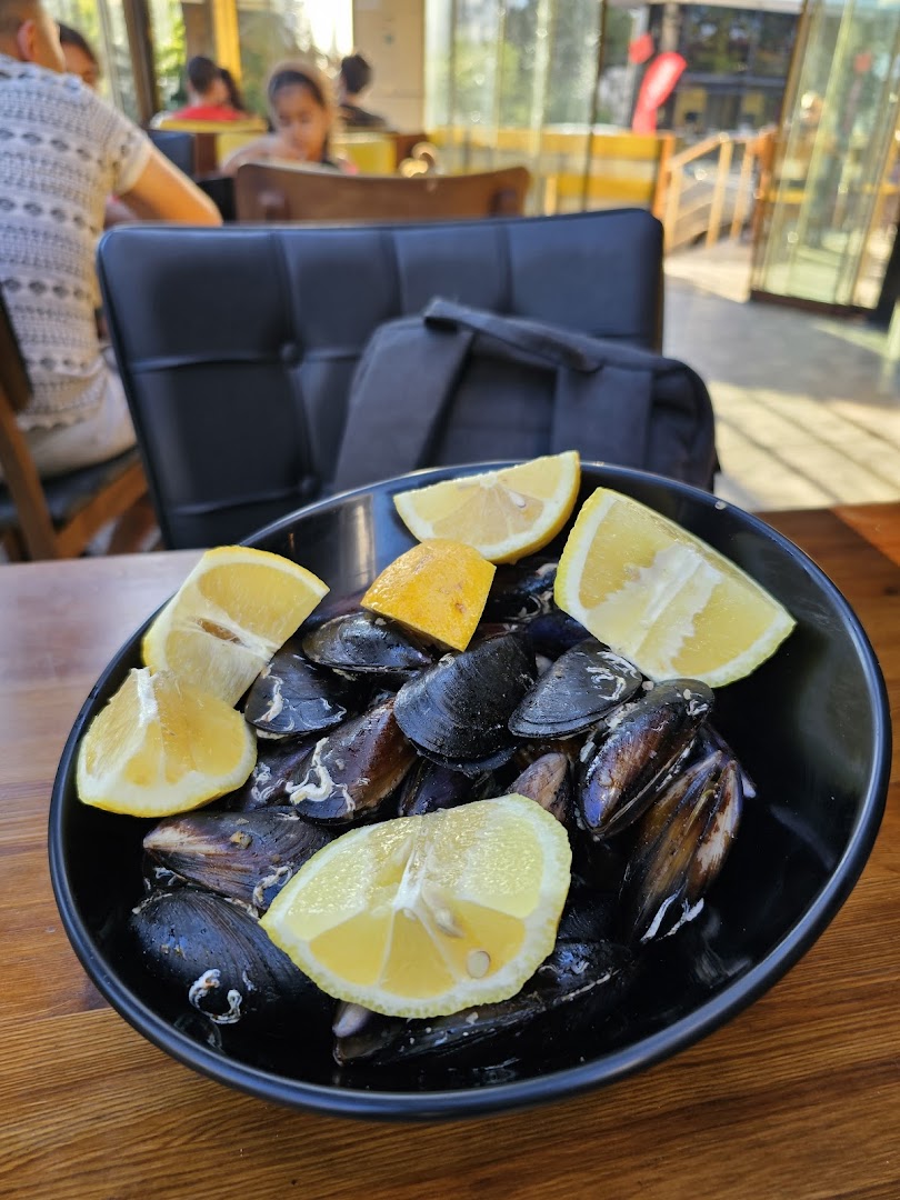 Siyah kasede limonlu midye dolma
