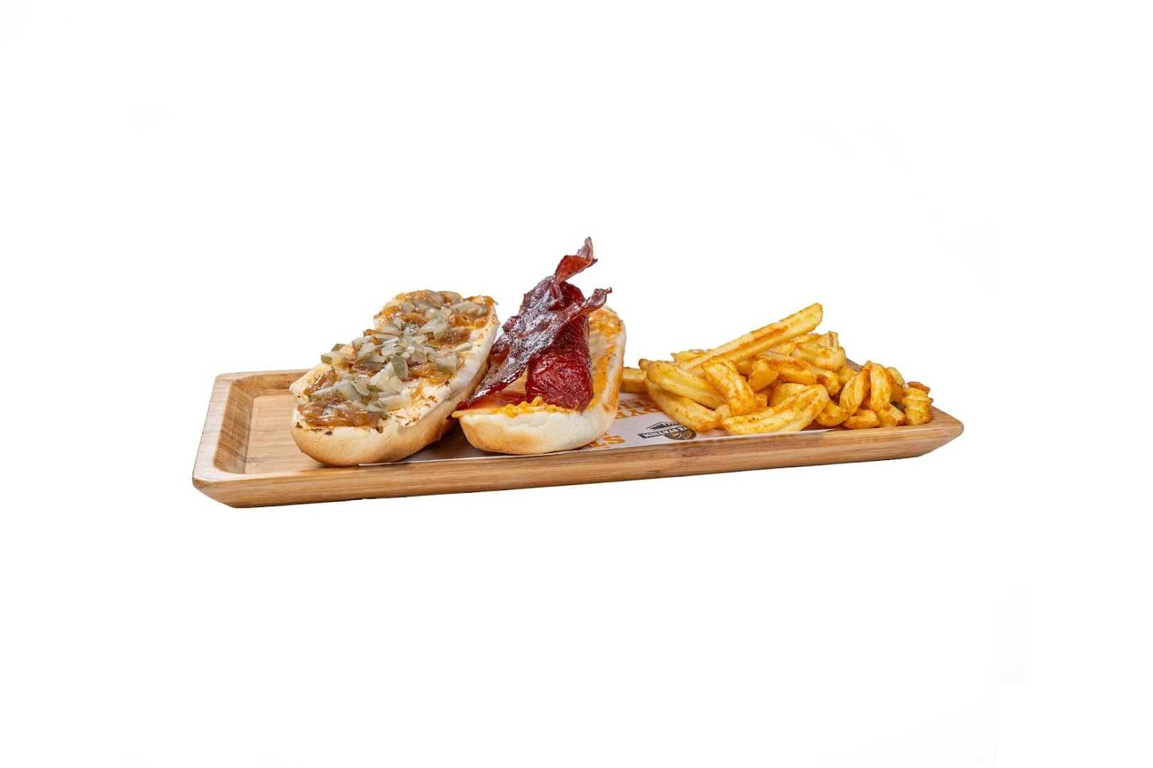 Sandviç ve patates kızartması tepside